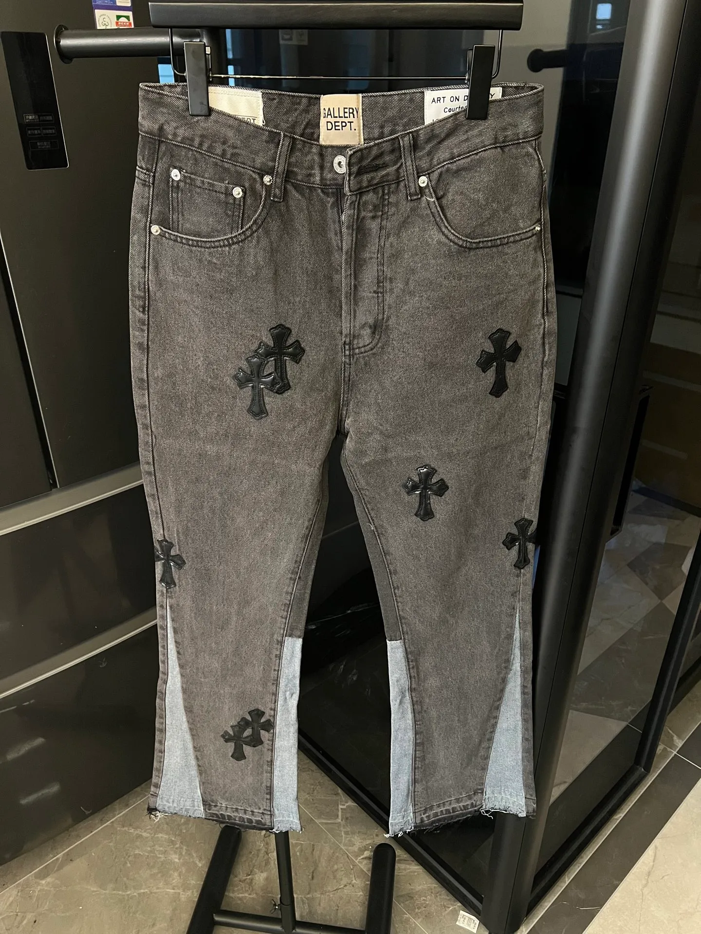 P260 [Next day] Chrome hearts/Chrome hearts GALLERY DEPT cross patch leather joint stitching jeans (black) Size: 28 30 32 34 (corresponding to s-xl) Detailed sizes can be found in the picture